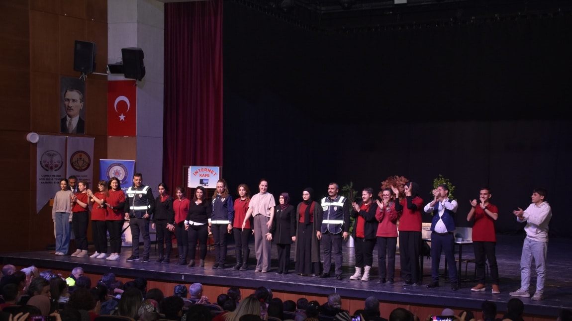 AKRAN ZORBALIĞI,SİBER ZORBALIK ve SOSYAL MEDYA KULLANIMI ADLI TİYATRO GÖSTERİSİ SUNULDU.
